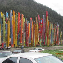 沢山の旗はチベット族のシンボルです。