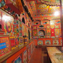 チベット仏教的な内装です。