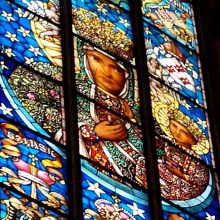 だれがモデルなのか斬新なデザインのステンドグラス