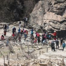 山頂付近に多くの人がいました