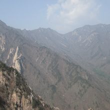 山々を眺めています