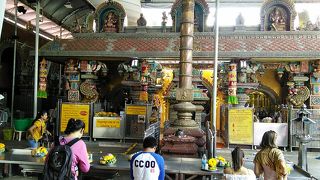 極彩色のヒンドゥー寺院