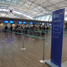 チェックインカウンターは十分なカウンター数を確保