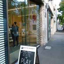 １階のカフェも良い感じです