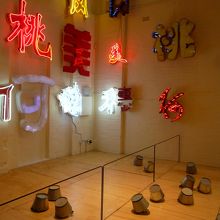 １階から３階までの吹き抜け展示の作品