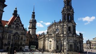 聖人像が７８体並ぶ大聖堂