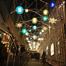 美しいクリスマスシーズンのイルミにうっとり