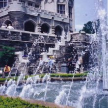 目の前にある噴水と庭園がお城の美しさを更に際立たせます！