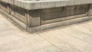 亀の池に挟まれた石舞台