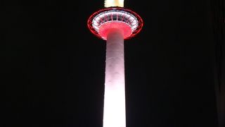 京都の街を照らす「灯台」をイメージ