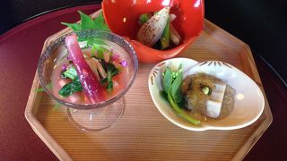 自然に囲まれた離れの部屋で優雅な懐石