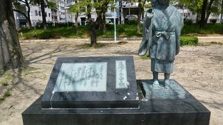 子どもを背負ってあやしている 可愛い像です