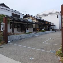 町中の昔風の一角。