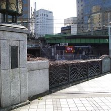 北東側の親柱と欄干