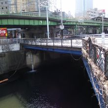 北東側からの眺め (右手奥がJR水道橋駅)