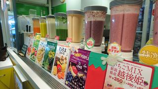 新橋の改札前にあるハニーズバー。