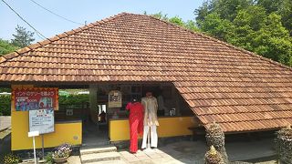 サリーを羽織ってカレーをほおばってみませんか