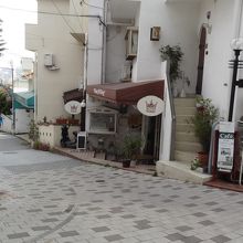 お店やカフェが並びます。