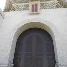 ９時前は　門が閉まっています