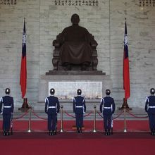 衛兵交代儀式開始　