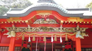 鮮やかな朱色の社殿