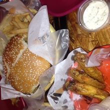 手羽先とハンバーガ-