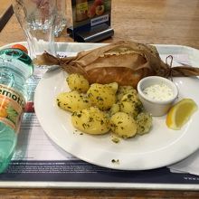 サーモンとポテト、炭酸水