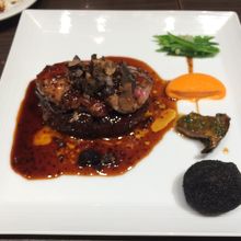 牛フィレ肉とフォアグラのソテー 黒トリュフソース ロッシーニ