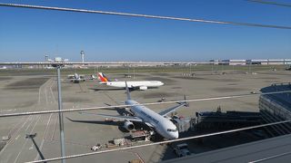 飛行機が離陸する姿を見る事のできる場所も有って、時間の有るときには、行ってみてはどうでしょう。