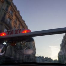 パリのタクシー、見晴らしの良い透明パネルの天井