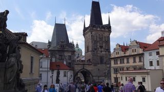 聖ヤン・ネポムツキー像のレリーフだけ光っていた