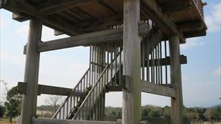 階段が有って、上に上ると当たりを見渡す事ができて、昔の街の様子を人目で確認できるそんな構築物です。風を感じる事ができます。