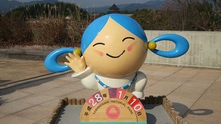 この公園のキャラクターの人形が置いて有って、そこで記念撮影ができる様になっていますので、訪問記念に一枚写真を撮ってみては