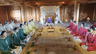 内部では、人形が置いて有って、昔の政治のやり方について詳細に記載されているので一見の価値が有ると思います。