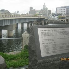 奥の橋が松江大橋です。