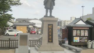 現在の松江城下を整えた人物です。