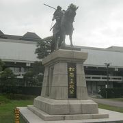 島根県庁のある広場に立ったいます。