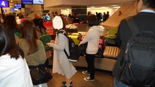 同時到着でバゲージクレームはたいへんなことに