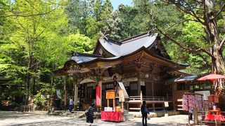 彫刻がきれいな社殿