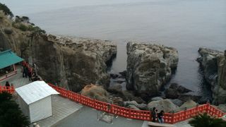 海岸の断崖に神社！？