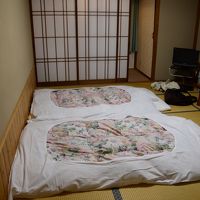 お部屋はふとんをふたつひいたらいっぱいになるくらいの広さ