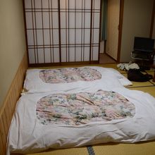 お部屋はふとんをふたつひいたらいっぱいになるくらいの広さ