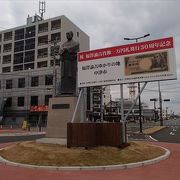 中津、ゆかりの地として福沢諭吉の銅像が有ります。この銅像をバックに記念写真を撮ってみては、一万円札も掲載されていますので、判りやすいです。