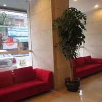 ロビーにソファがあります