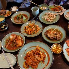 たくさんの種類の韓国料理が並びました