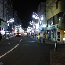 商店街を道なりに歩いていきます．