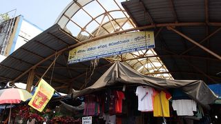 さまざまな店舗がひしめいている市場