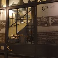 低層階のエレベーターは手動の入り口です。