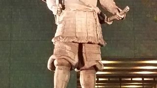 夜の津軽為信像