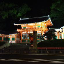 ライトアップされた八坂神社